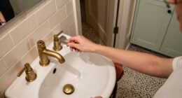 They Wanted A Tiny Bathroom To Look Vintage (And Nailed It!)